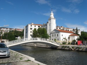 Црквениця. Шпиль церкви?