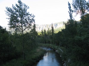 Црквениця. Річка поміж горами. 